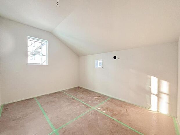 家族個々の安らぎの空間。誰もが好みで飾れるシンプルな室内に仕上げてあります。(2026.3.12撮影)