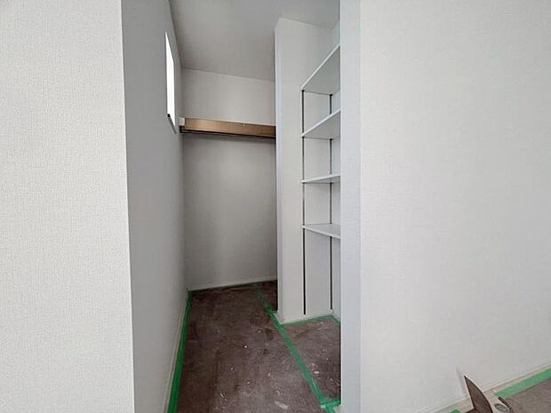 たくさんの洋服をかけることができる収納力と取り出しやすさが魅力のWIC。スーツケース、ストック品など何でも収納できる嬉しい空間です。(2026.3.12撮影)
