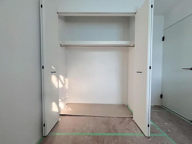 クローゼットには棚やハンガーパイプが付いており、スーツや上着などがスッキリ収納可能です。(2026.3.12撮影)