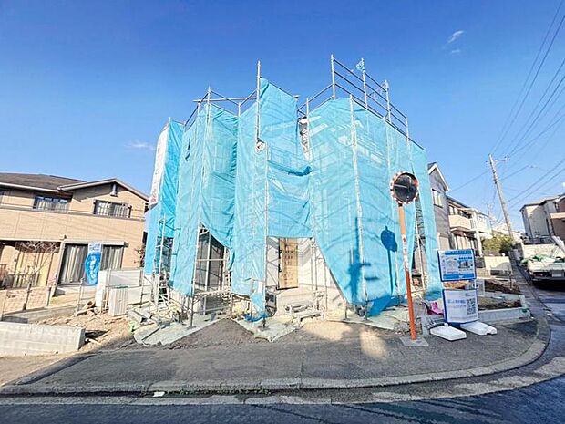 爽やかな青空の下に贅沢なほどに降り注ぐ陽光、豊かな居住性とクオリティが見事に調和した住空間は、住まうことの喜びを感じさせてくれます。(2026.3.12撮影)