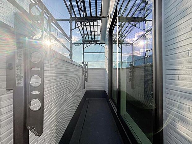 陽の光に照らされるバルコニーを、爽やかな涼風が吹き抜けていきます。(2026.3.12撮影)