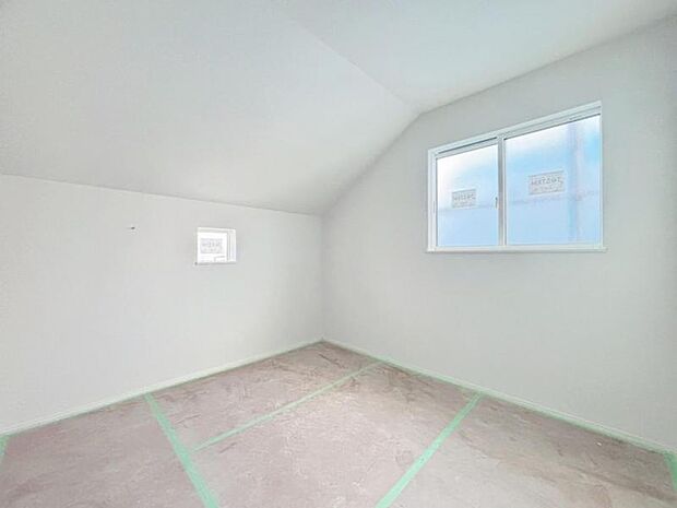 住まう方自身でカスタマイズして頂けるように「シンプル」にデザインされた室内。自由度が高いので家具やレイアウトでお好みの空間を創り上げられます。(2026.3.12撮影)