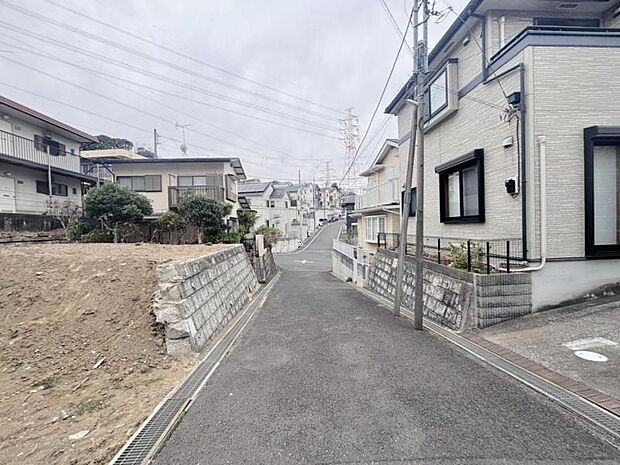 更地の状態をご覧頂くことで、隣接した環境をしっかりとご確認頂けます。(2026.3.13撮影)