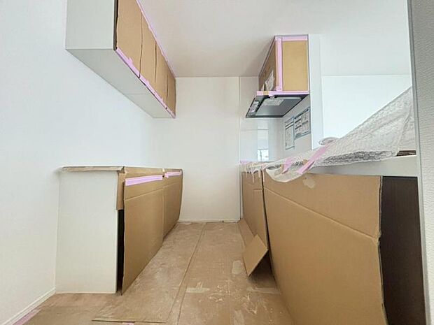 リビングダイニングを見渡せる対面キッチン。引出し収納や棚上収納などにより、収納量がアップしております。(2026年3月撮影)