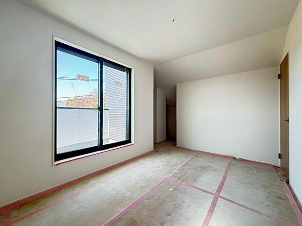 大きな窓からたっぷりと陽光が注がれる明るい空間。自由度が高いので家具のレイアウトでお好みの空間を創りだせます。(2026年3月撮影)