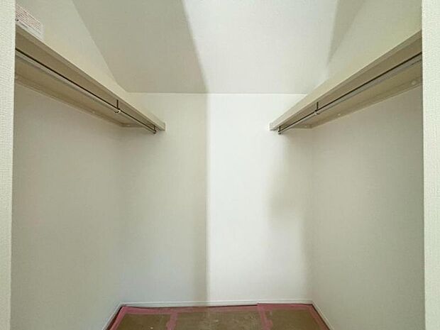 ウォークインクローゼットには普段使わない季節用品やトランクなど、大きなものもラクラク収納できます。(2026年3月撮影)