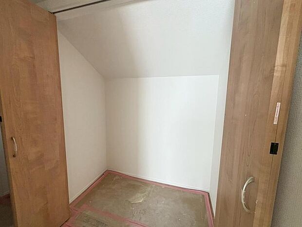 空間を効率的に利用し収納スペースを確保。多目的にお使いいただける便利な空間です。(2026年3月撮影)