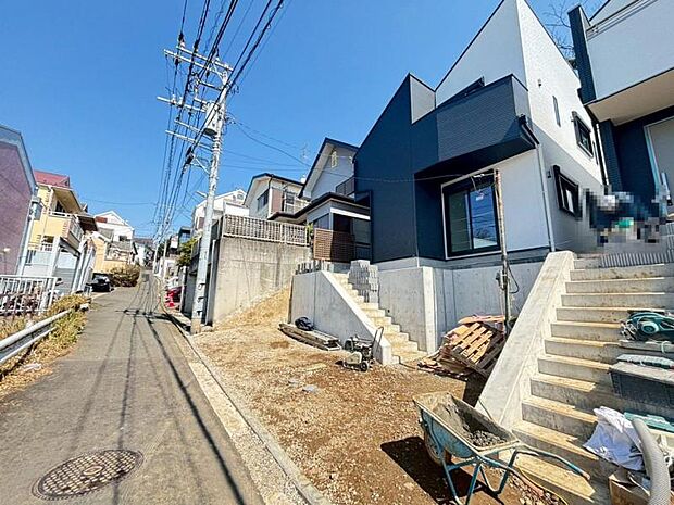 ご両親や友人・知人が訪ねてきても大丈夫。駐車スペース2台分(車種による)を確保してあります。(2026年3月撮影)