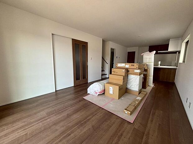 LDK18.3帖 動線を繋ぐリビングイン階段で開放的な室内に挨拶の声が元気に響きます。(2026年3月撮影)