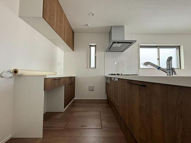 リビングダイニングを見渡せる対面キッチン。引出し収納や棚上収納などにより、収納量がアップしております。(2026年3月撮影)