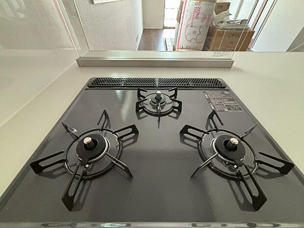 忙しい時間もスムーズに。3口コンロで調理時間が短縮できます。(2026年3月撮影)