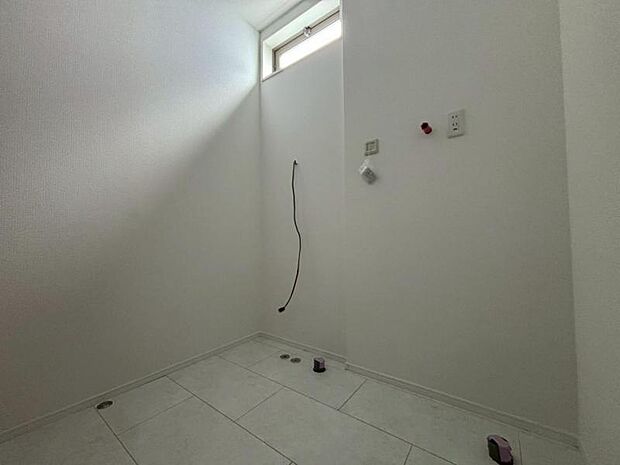 清潔感と機能性を備え、一日の始まりと終わりを心地よく演出してくれるパウダールームです。(2026年3月撮影)