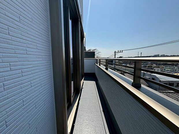 陽の光に照らされるバルコニーを、爽やかな涼風が吹き抜けていきます。(2026年3月撮影)