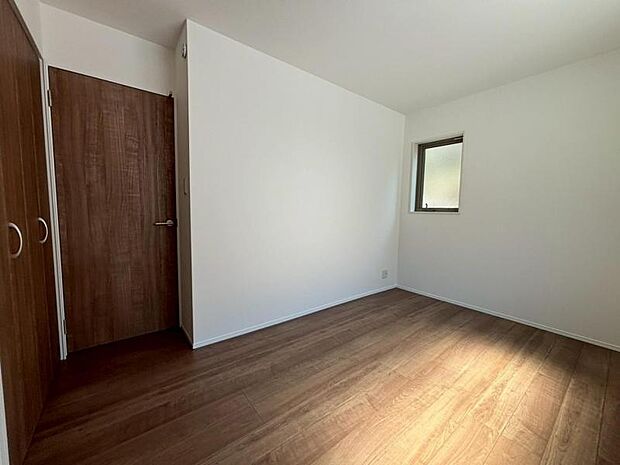 家族個々の安らぎの空間。誰もが好みで飾れるシンプルな室内に仕上げてあります。(2026年3月撮影)