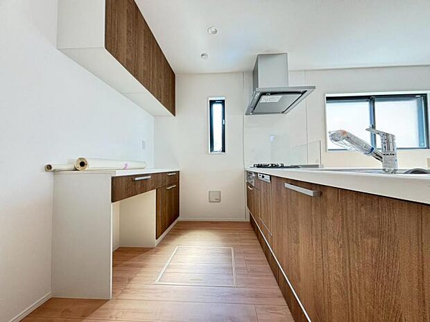 リビングダイニングを見渡せる対面キッチン。引出し収納や棚上収納などにより、収納量がアップしております。(2026年3月撮影)