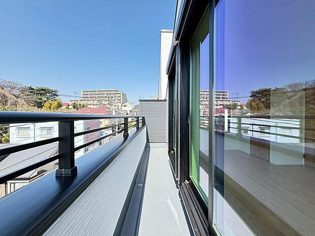 陽の光に照らされるバルコニーを、爽やかな涼風が吹き抜けていきます。(2026年3月撮影)