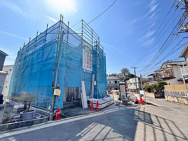 前面道路は約4.3mございますので、毎日のお車の出し入れもストレスなく行えます。(2026.3.21撮影)