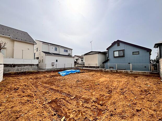 更地の状態をご覧頂くことで、隣接した環境をしっかりとご確認頂けます。(2026年3月撮影)