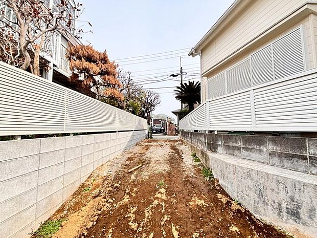 ご両親や友人・知人が訪ねてきても大丈夫。駐車スペース2台分(車種による)を確保してあります。(2026年3月撮影)