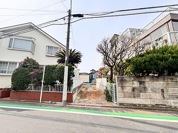 「弘明寺」駅から徒歩13分の立地になります。(2026年3月撮影)