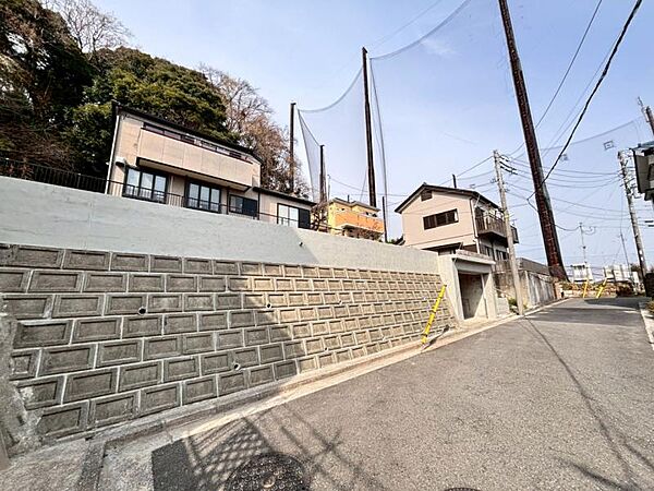 幼稚園、小中学校も徒歩圏内にあり、子育て環境としても安心です。（2026年3月撮影）