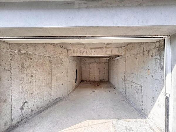 建物につながる駐車スペース。小さなお子様も安心・安全の乗り降りができます。（2026年3月撮影）
