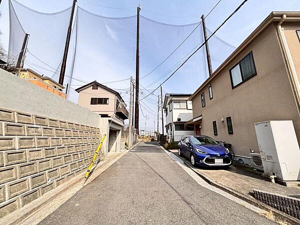 スーパー、コンビニ、ドラッグストアが徒歩圏内に点在しており、日常の買い物にも利便性が高く便利です。（2026年3月撮影）