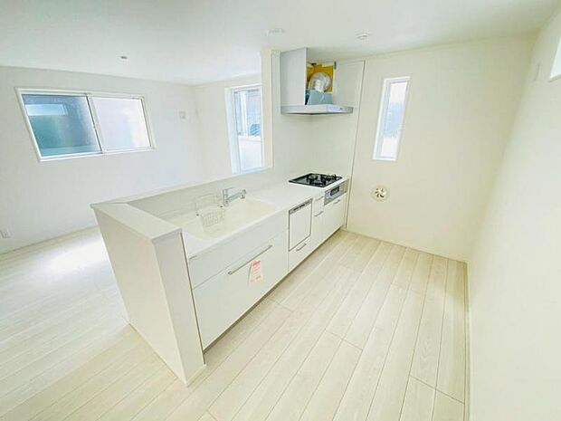 リビング全体が見渡せる対面式システムキッチン。食事の用意をしながら家族との会話も弾み笑顔溢れる空間です。