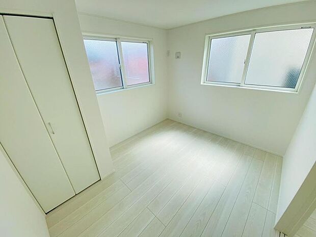 住まう方自身でカスタマイズして頂けるように「シンプル」にデザインされた室内。自由度が高いので家具やレイアウトでお好みの空間を創り上げられます。