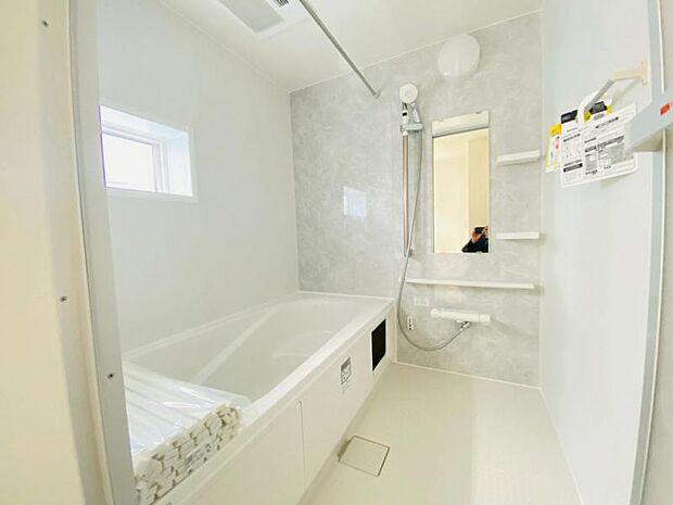 光に照らし出されたバスルーム。広い浴槽にゆっくりと身を沈め深く瞑想をすれば、また新たな活力が膨らんできます。