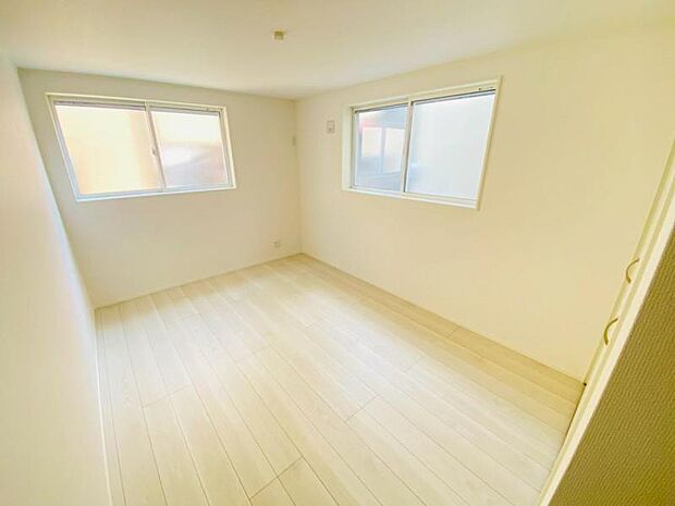 広々したサービスルームは、多目的にお使いいただける便利な空間です。