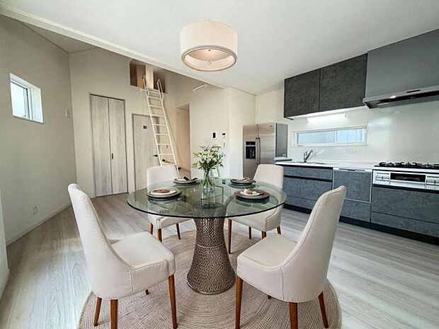 リビング(配置してある家具はCGによるイメージです)明るく穏やかな空気のなかで食べたり、笑ったり。そんな幸せを感じさせてくれる場所。勾配天井・ロフト付きで開放感があります。