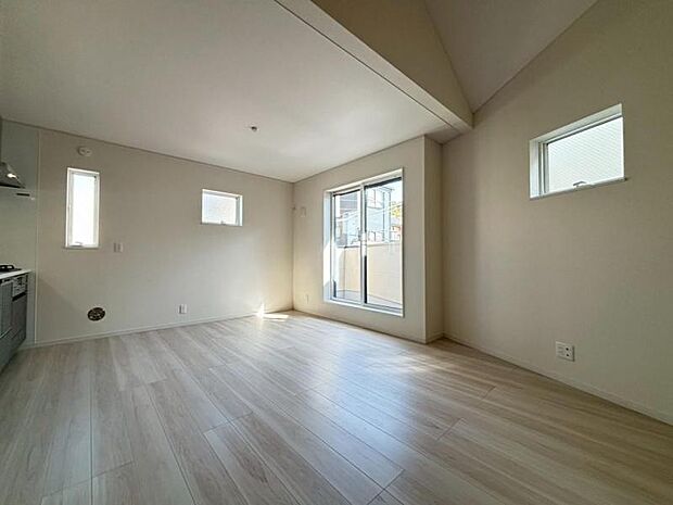 家族はもちろん友人たちもリラックス。仲間を呼び寄せる風通しの良い家。光と風が通るリビングで充実した毎日を。