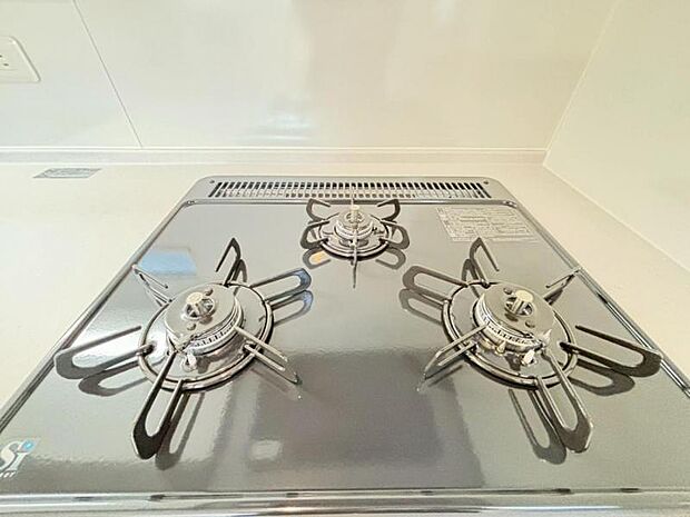 忙しい時間もスムーズに。3口コンロで調理時間が短縮できます。