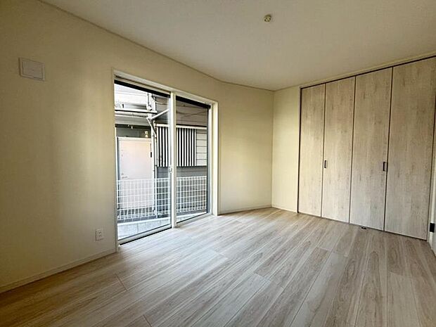 大きな窓からたっぷりと陽光が注がれる明るい空間。居室には収納スペースが豊富なため、シンプルですっきりとした暮らしが実現できます。