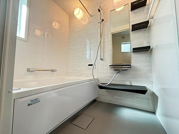 1日の疲れを癒してくれる広々とした浴室は癒しの空間。