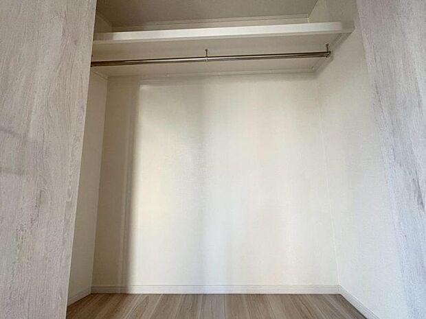 クローゼットには棚やハンガーパイプが付いており、スーツや上着などがスッキリ収納可能です。