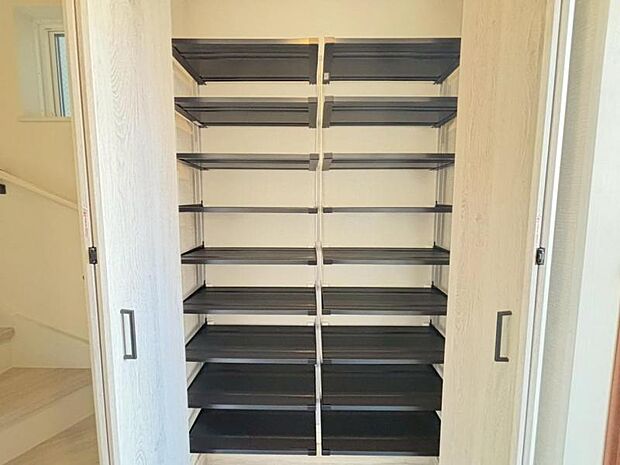 シューズボックスにはご家族みんなの靴をたっぷりの収納できます。