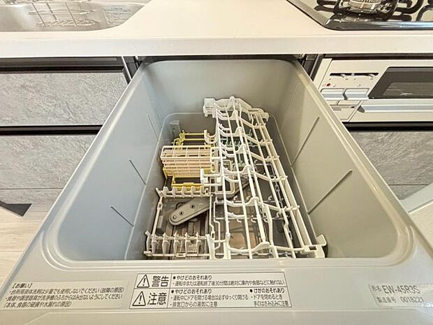 食器洗浄乾燥機を標準装備。作動中は他の家事を並行して進めることができ、家事の時短と負担軽減につながります。高温、高圧水流で洗浄するため、除菌・消臭効果が期待でき、衛生面での安心感が高まります。また、手