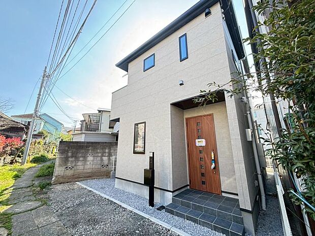 凛とした表情を見せる外観は、時の移り変わりの中で、様々な表情を見せてくれます。