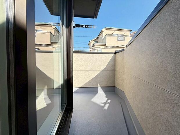 陽の光に照らされるバルコニーを、爽やかな涼風が吹き抜けていきます。