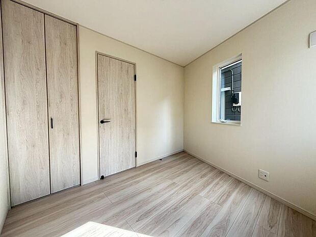 広々した納戸は、充分な収納スペースを確保しており、多目的にお使いいただける便利な空間です。