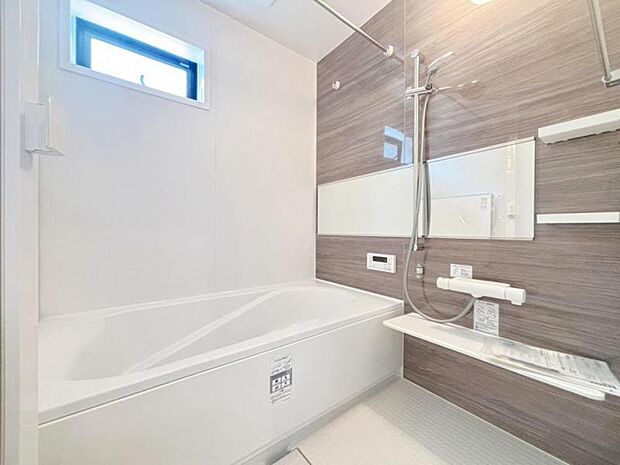 1日の疲れを癒してくれる広々とした浴室は癒しの空間。