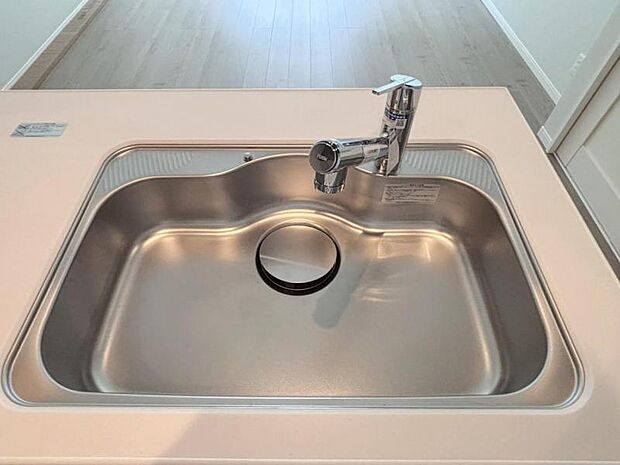キッチンの水栓には、浄水器を標準装備。水道水をそのまま飲むことができ、お米などをおいしく炊くことも可能です。