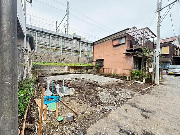 完成前の状態をご覧頂くことで、隣接した環境をしっかりとご確認頂けます。(2026年4月撮影)