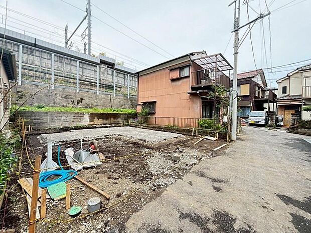 前面道路は約4mございますので、毎日のお車の出し入れもストレスなく行えます。(2026年4月撮影)