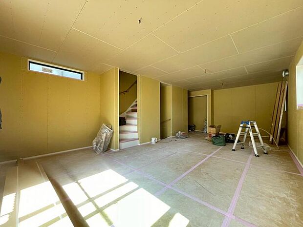 動線を繋ぐリビングイン階段で開放的な室内に挨拶の声が元気に響きます。(2026年3月撮影)