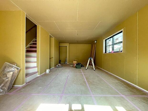 くつろげるリビングは話に夢中になりすぎて、ついつい時間を忘れてしまう。そんな束の間の幸せを感じさせてくれる場所です。(2026年3月撮影)