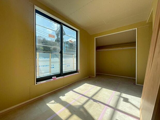 大きな窓からたっぷりと陽光が注がれる明るい空間。日々の疲れを癒してくれる主寝室。(2026年3月撮影)