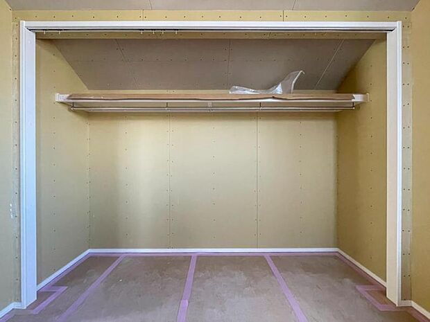 クローゼットには棚やハンガーパイプが付いており、スーツや上着などがスッキリ収納可能です。(2026年3月撮影)